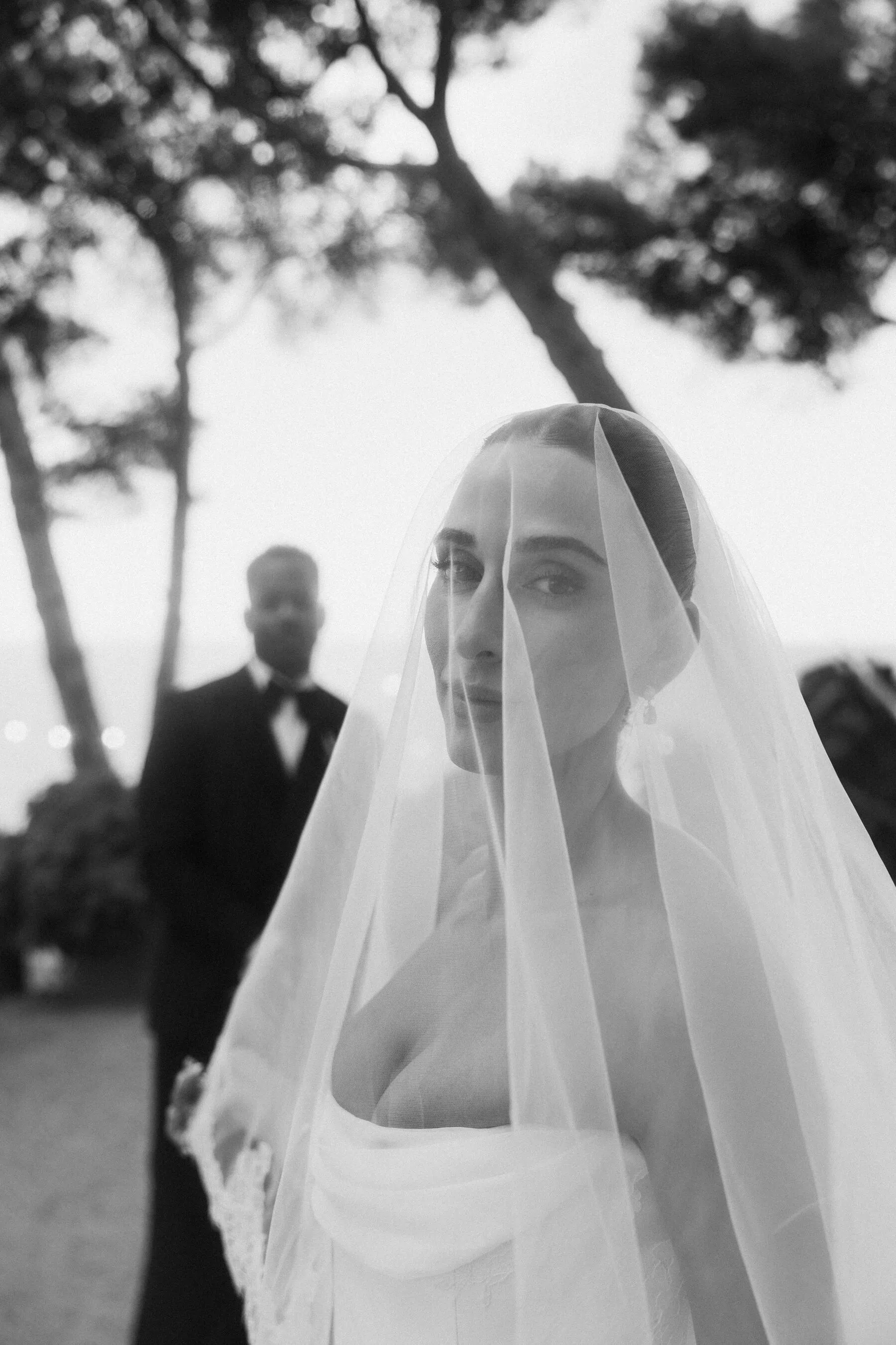 Un pájaro sentado sobre un nido de huevos.